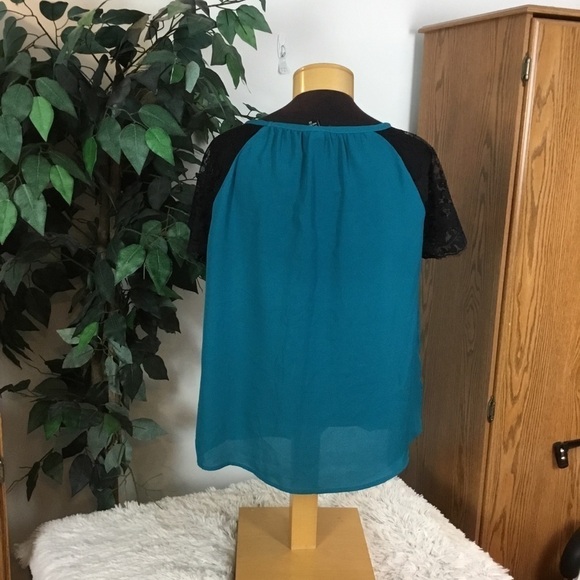 Torrid Size 00 Georgette semi sheer teal blouse with black lace sleeves - Picture 3 of 14